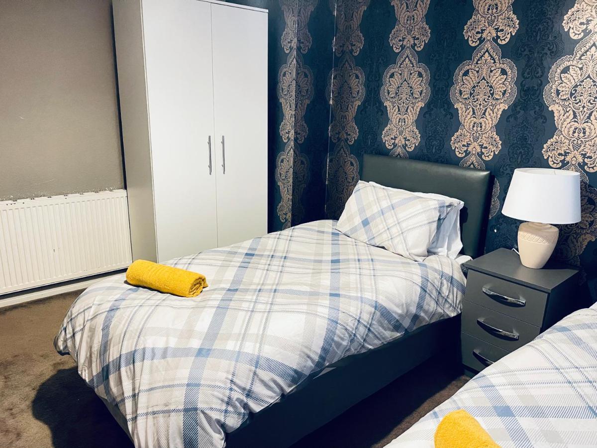 3 Bedroom Holiday House,Close To M6-Express Way To Centre Birmingham Kültér fotó